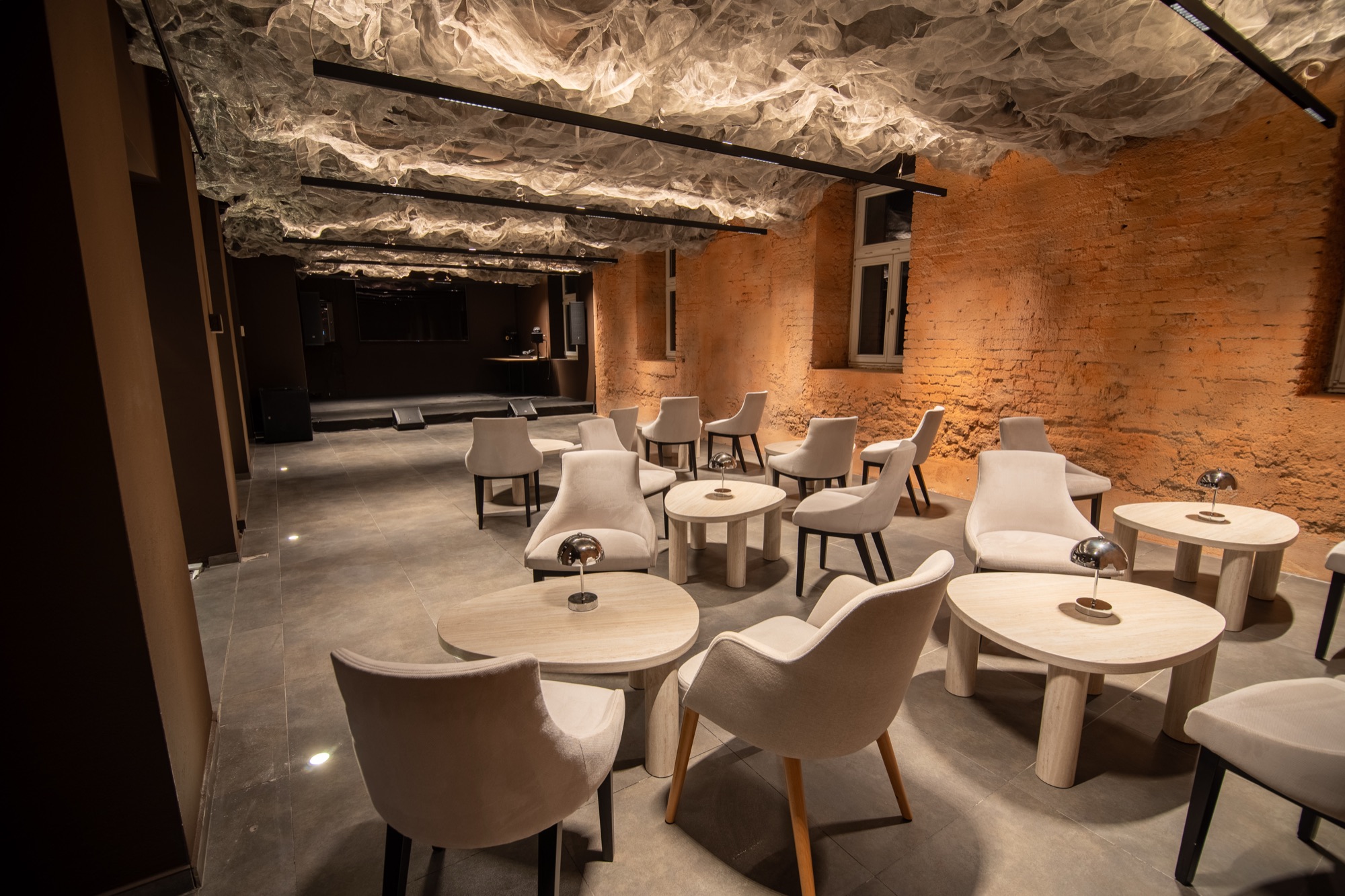 Lounge pri tehlovej stene