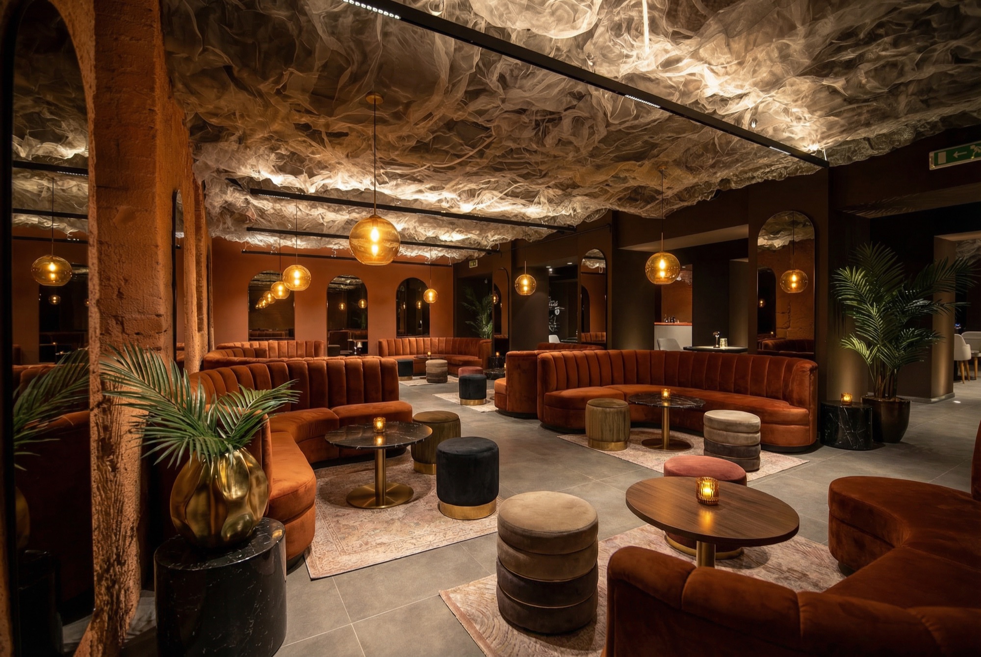 Vizualizácia – Klubová lounge s lampami a zeleňou