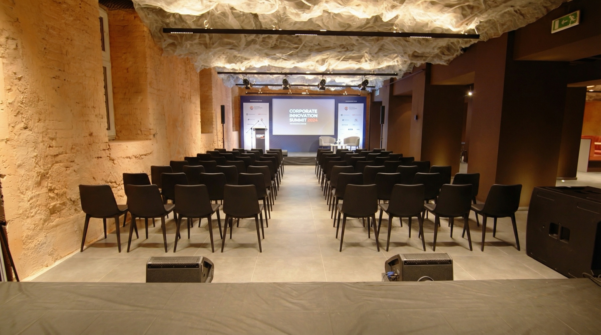 Vizualizácia – Konferencia s pódiom a projekciou